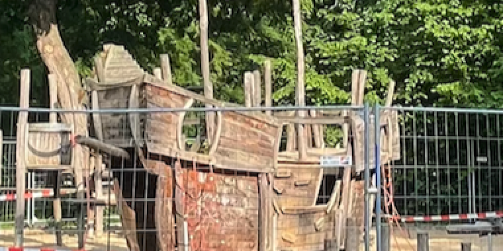 Ein Schiff aus Holz auf einem Spielplatz