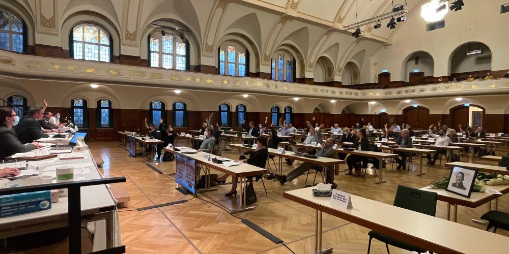 Menschen bei einer Beratung in einem großen Saal