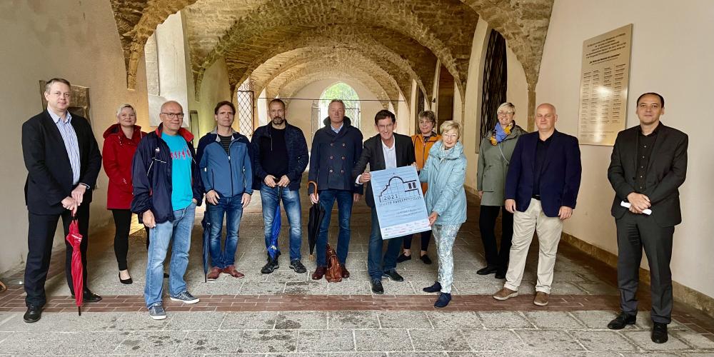 Viele Menschen in den Rathausarkaden