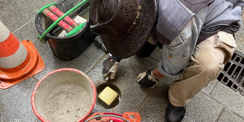 Ein Mann setzte einen Stein in die Straße