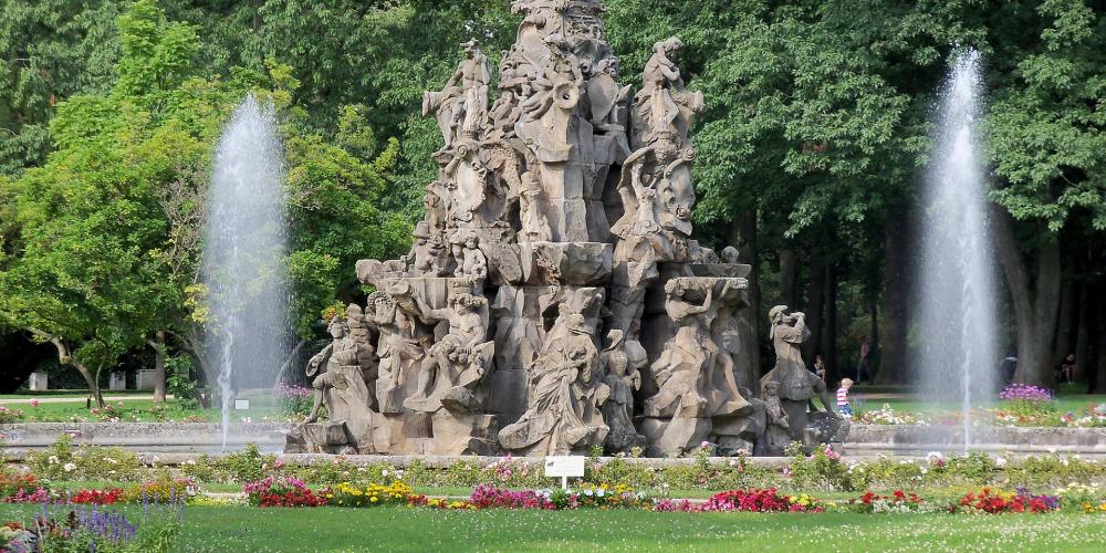 Ein Springbrunnen in einem Park