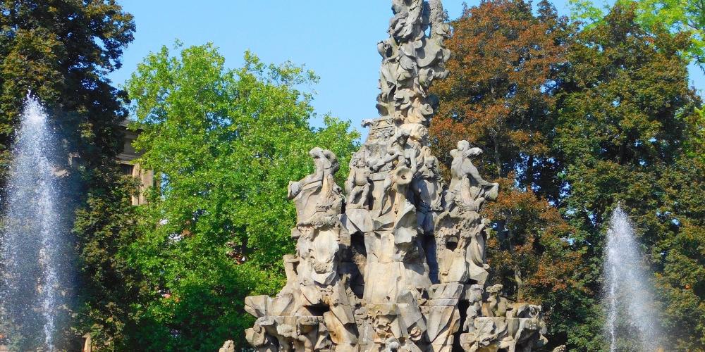 Ein Brunnen in einem Park