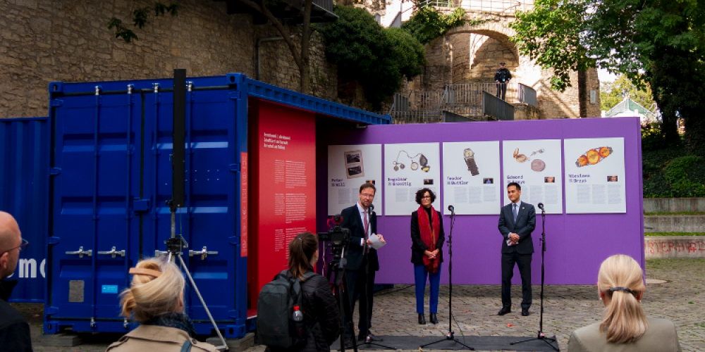 Menschen vor einem Container