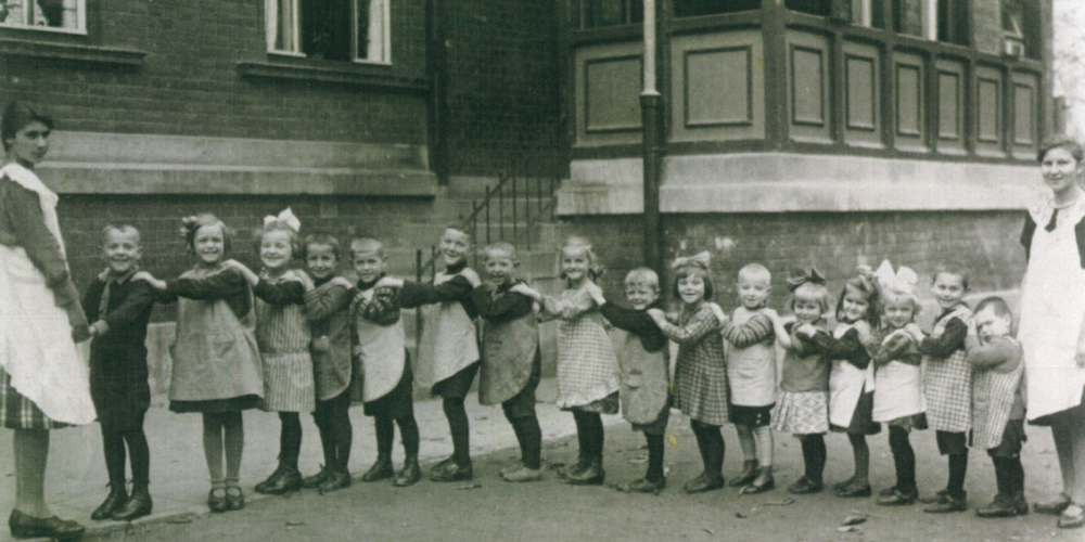 Eine Reihe mit Kindern