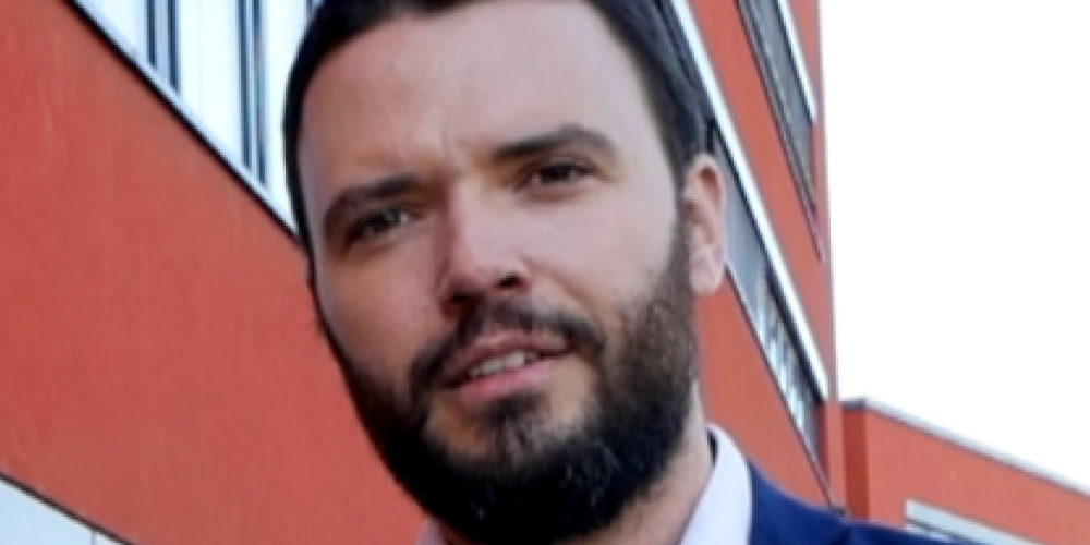 Ein Mann schaut in die Kamera