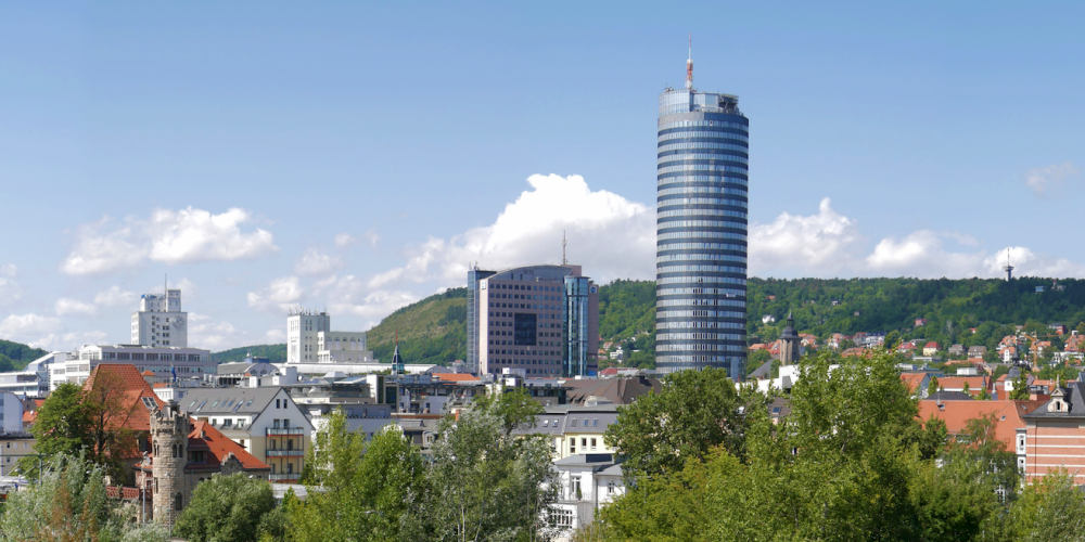 Eine Stadtkulisse mit Turm und viel Grün
