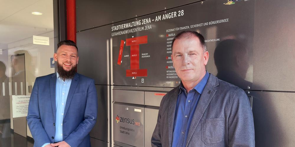 Zwei Männer schauen in die Kamera