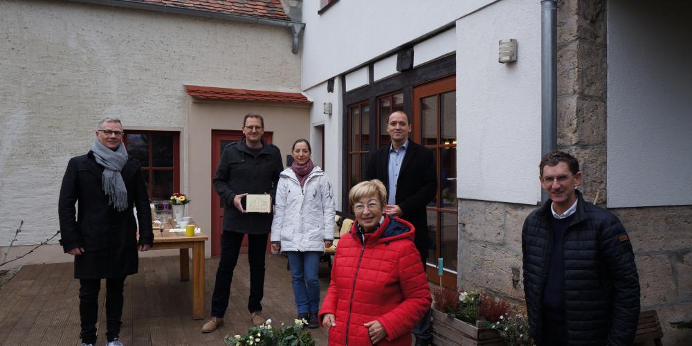 Viele Menschen vor einem Haus