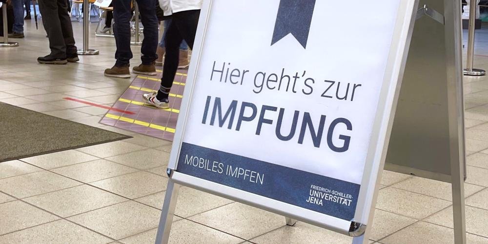 Ein Hinweisschild mit der Aufschrift Impfzentrum