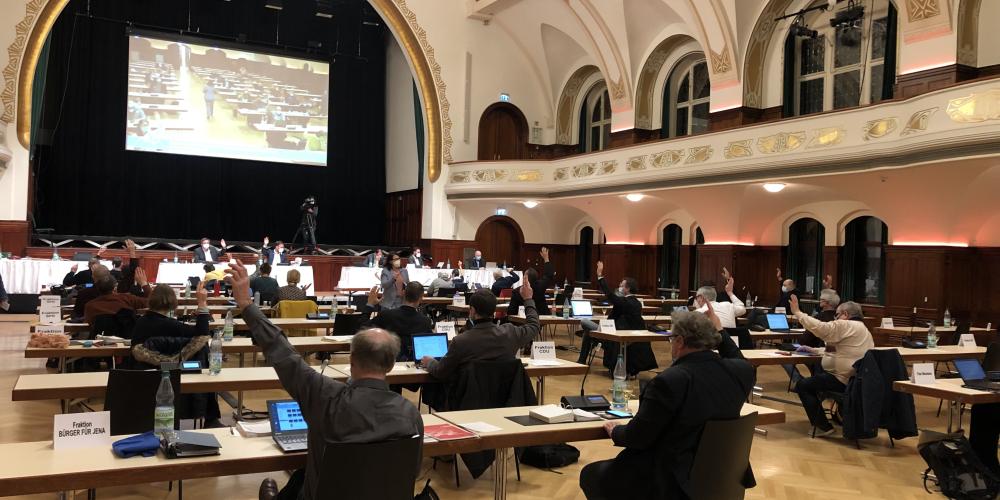 Viele Menschen in einem Saal bei einer Abstimmung