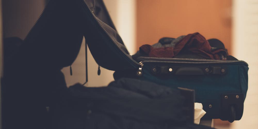 Ein geöffneter Koffer in einem Innenraum