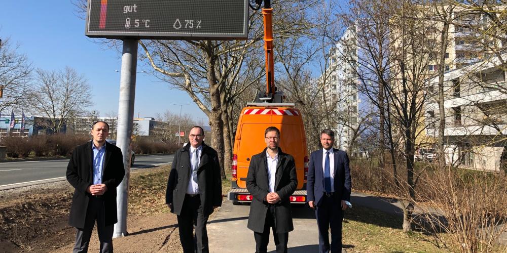 Viele Männer unter einer Anzeigetafel