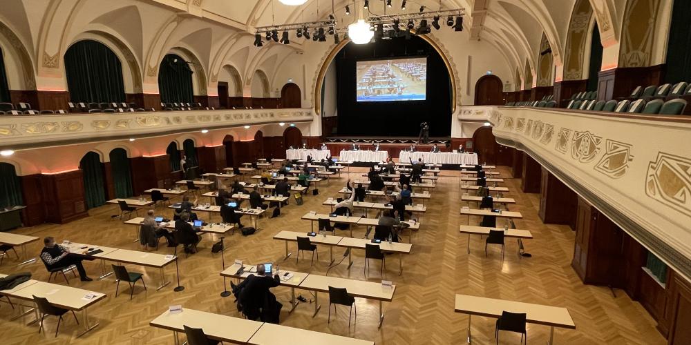 Ein großer Saal mit Menschen am Tisch