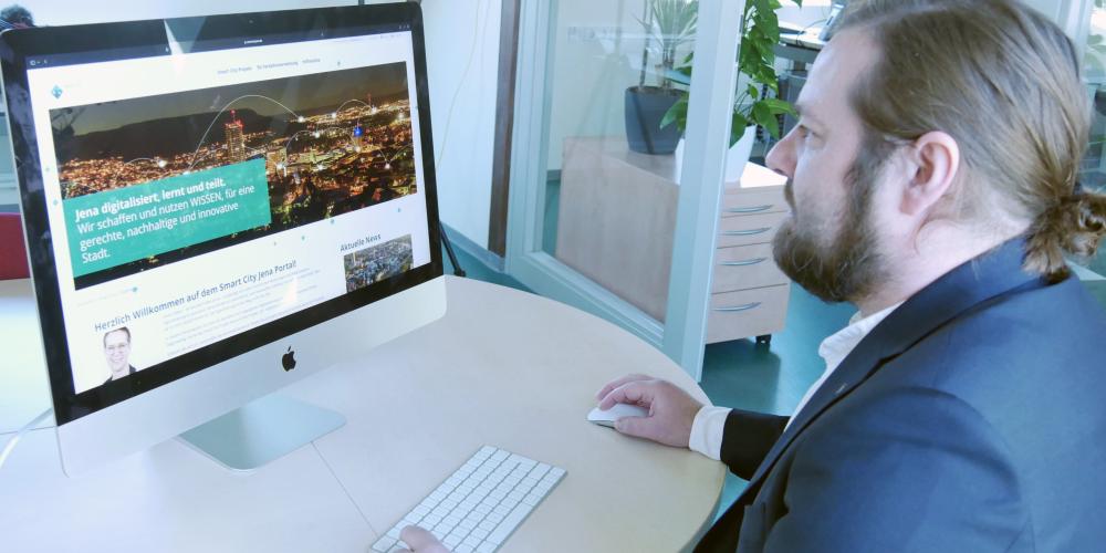 Bürgerbeteiligungs-Koordinator Kai Ostermann gewährt einen Einblick in die Informationsseite zum Smart City Jena Projekt, die unter smartcity.jena.de zu finden ist.
