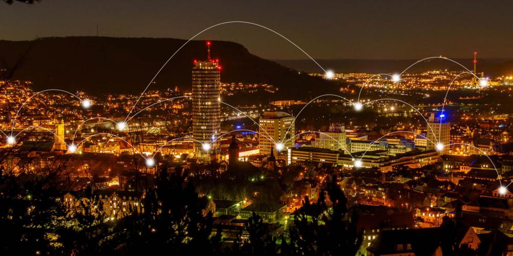 Ein Nachtbild von Jena mit symbolischer Vernetzung