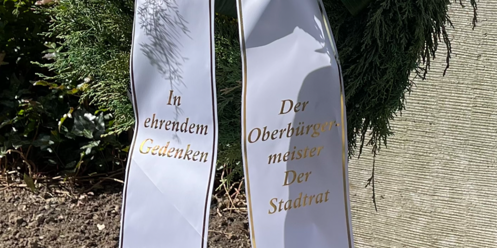 Schleifen eines Gedenkkranzes