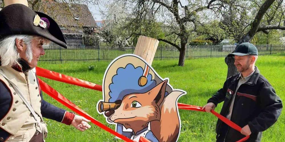 Ein als Napoleon verkleideter Mann und ein weiterer Mann mit dem Symbol von Natura Jenensis, dem Fuchs