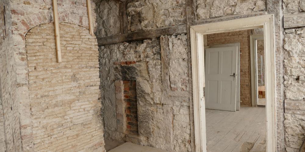 Ein Innenraum eines alten Hauses in Sanierung