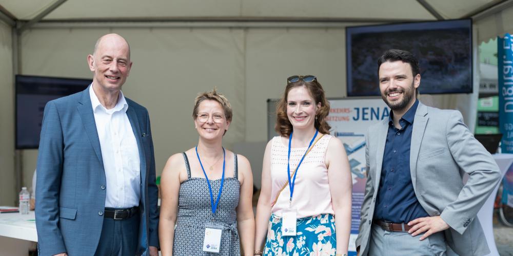 Vier Menschen schauen in die Kamera