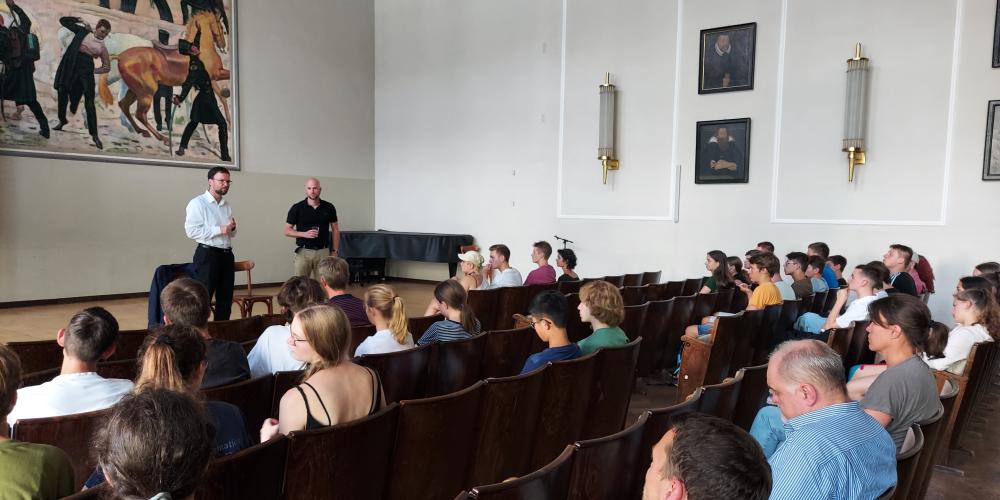 Jugendliche aus Jena und Erlangen im Gespräch mit Oberbürgermeister Thomas Nitzsche