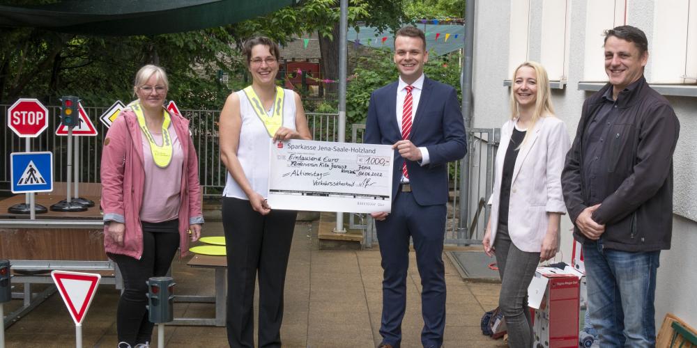 Erwachsenen schauen in die Kamera