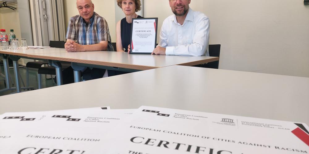 V.l.: Andreas Amend, Integrationsmanager,  Dörthe Thiele, Beauftragte für Migration und Integration, und OB Dr. Thomas Nitzsche mit der ECCAR-Urkunde