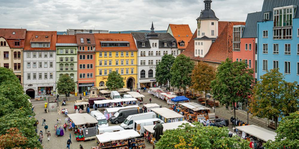 Der Markt mit Einkaufsständen