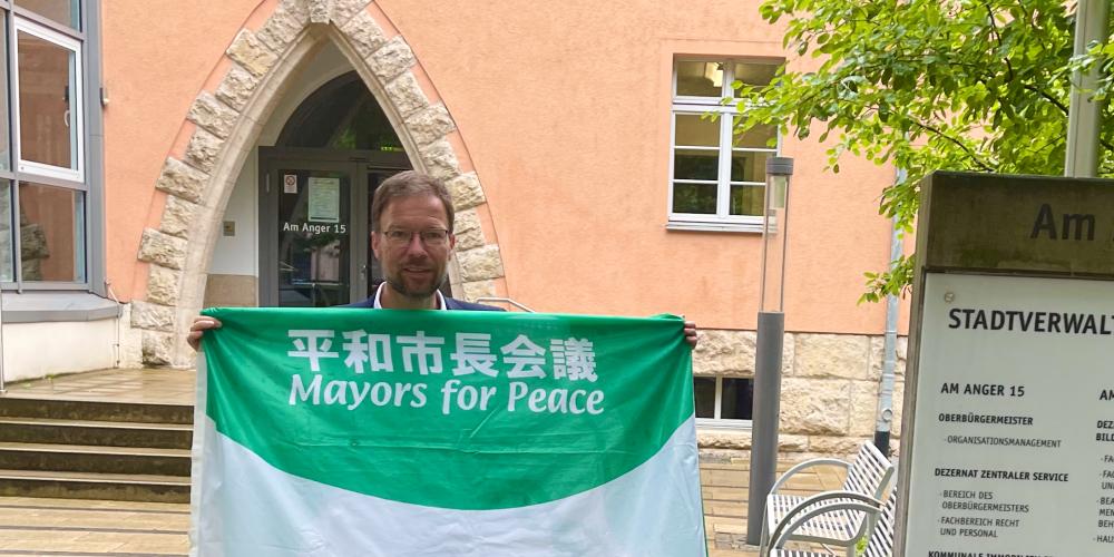 Ein Mann mit einer Flagge