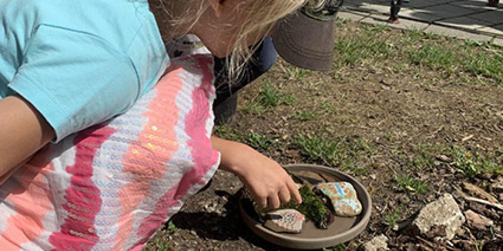 Zwei Kinder schauen sich ein Schneckenhaus an 