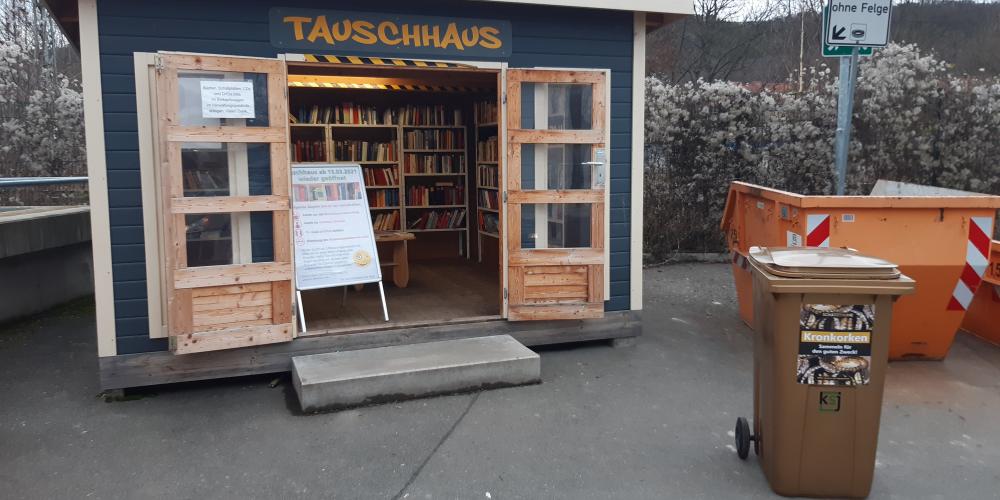 Eine braune Tonne steht auf dem Wertstoffhof.