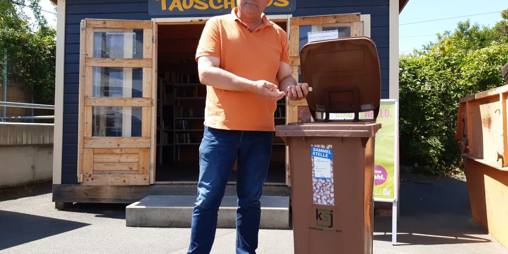 KSJ-Werkleiter Uwe Feige wirft Korken in einen Sammelbehälter. 