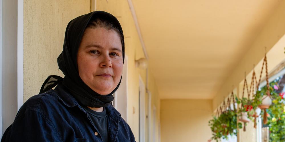 Eine ältere Frau schaut in die Kamera