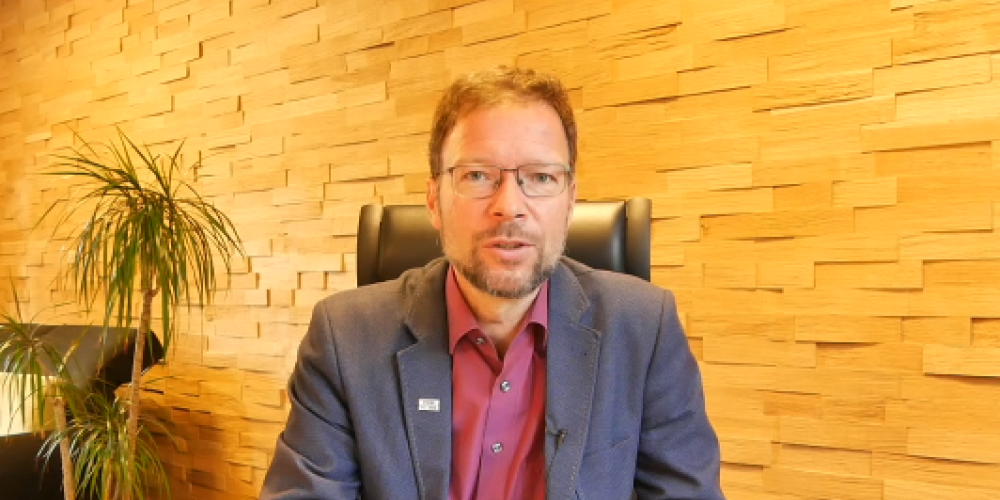 OB Thomas Nitzsche sitzt in seinem Büro.