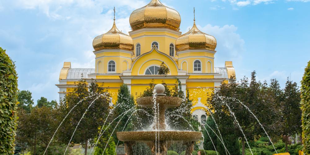 Eine Kirche mit Zwiebeltürmen