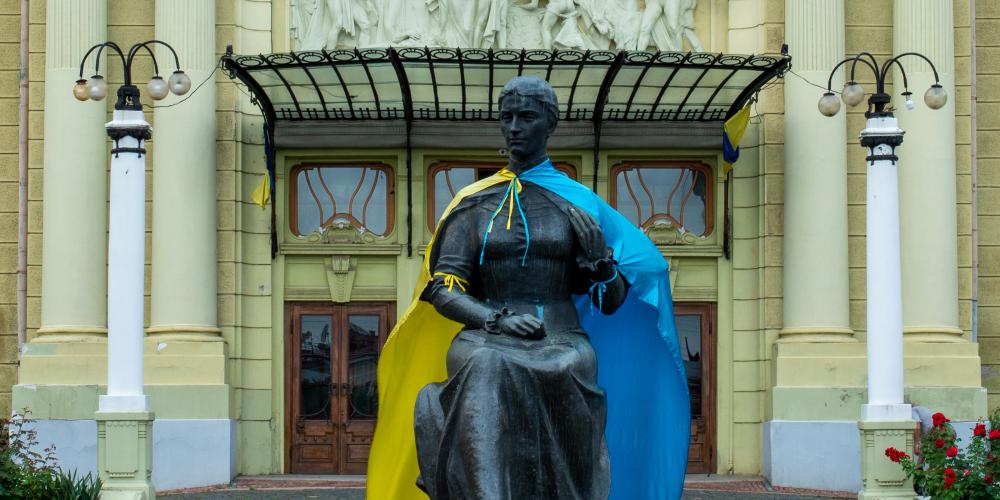 Eine Statue mit der ukrainischen Flagge