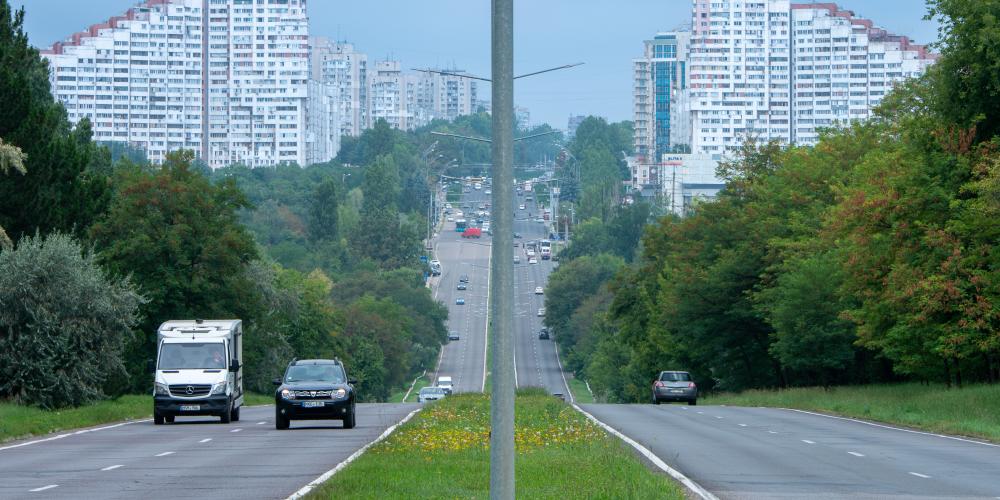 Eine Straße mit Neubauten