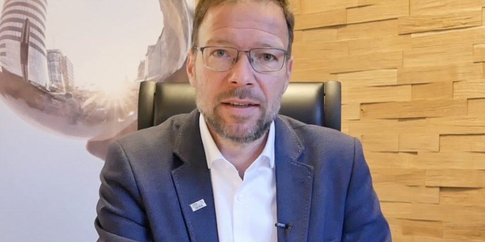 Oberbürgermeister schaut in die Kamera.