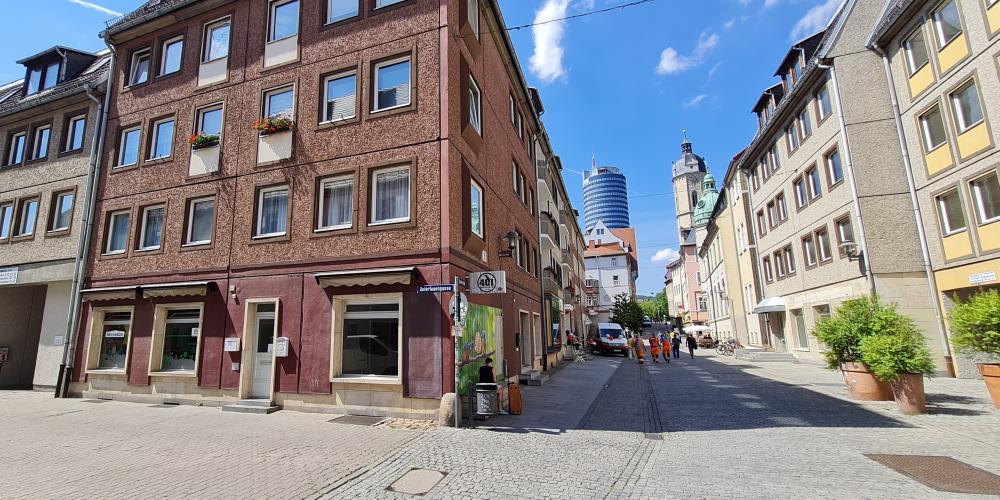 Eine Straße mit Häusern