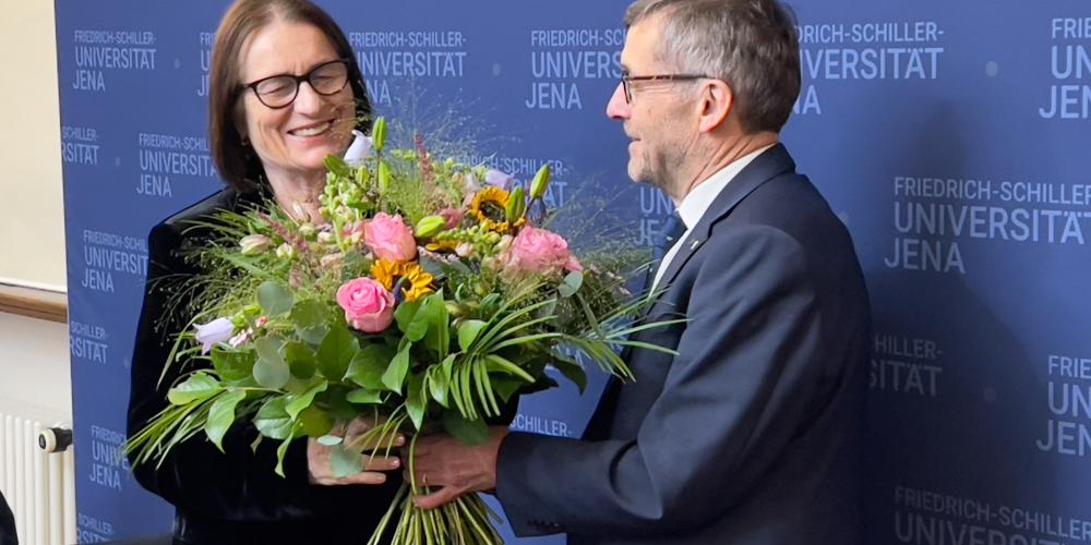 Ein Mann überreicht einer Frau einen Blumenstrauß