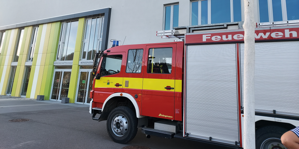 Eine Feuerwehrauto steht vor der Wenigenjenaer Gemeinschaftsschule