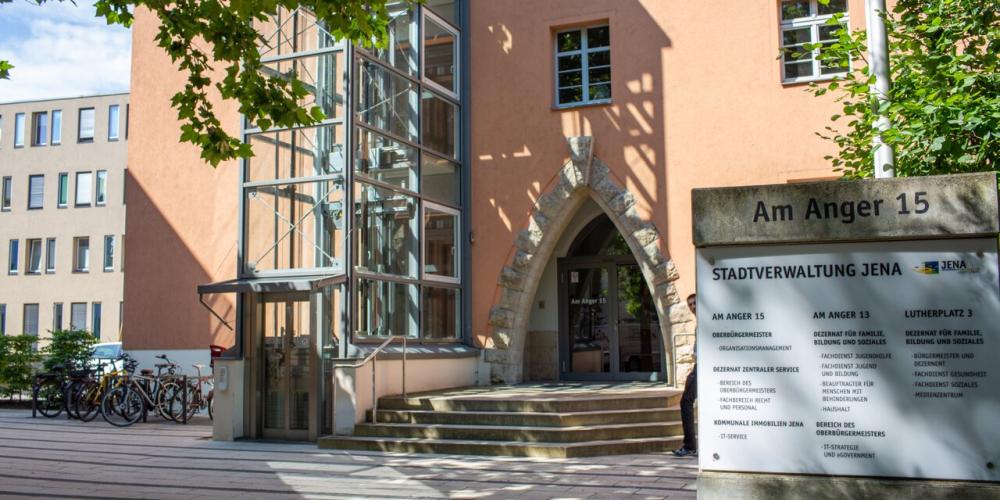 Blick auf die Fassade eines Gebäudes mit Fahrstuhl und Hinweistafel