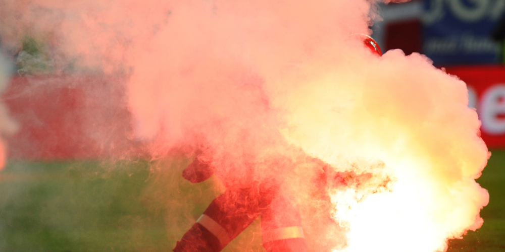 Feuerwehrmann verschwindet hinter Rauchwolke durch Pyrotechnik