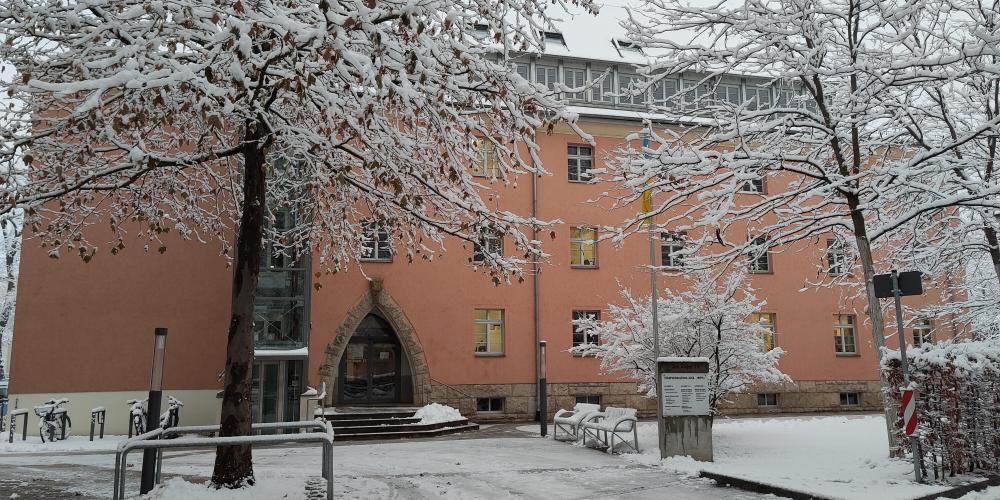 Schnee in Jena: Blick auf den Eingang des Stadtverwaltungsgebäude Anger 15