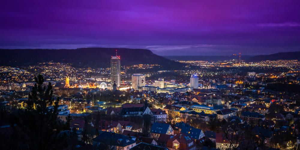 Eine Nachtaufnahme einer Stadt