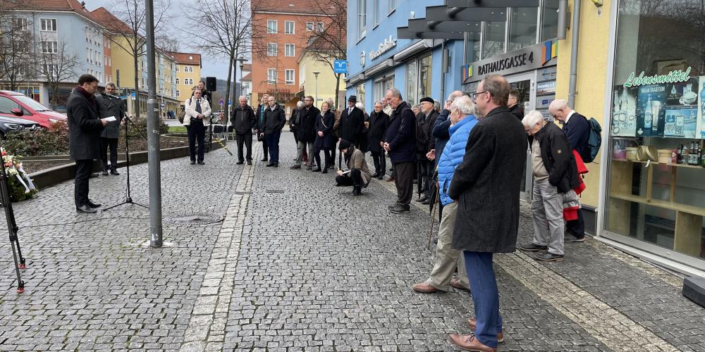 Eine Gruppe von Menschen achtet auf eine Rede 