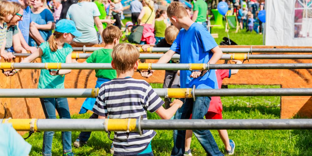 Kinder spielen an Sportgeräten.