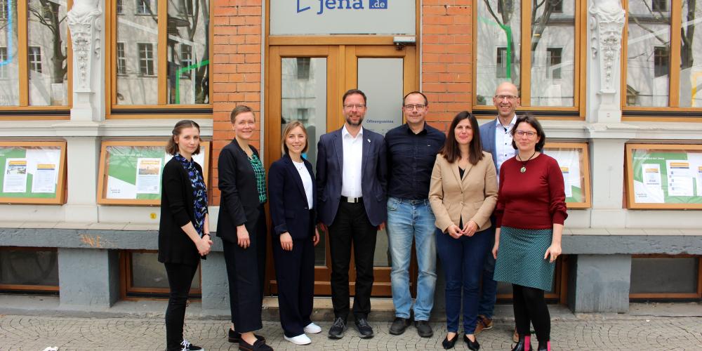 Gruppenbild: Ev Sauerbrey (Projektmitarbeiterin Bildungswerk der Thüringer Wirtschaft BWTW e.V.), Cornelia Meyerrose, Johanna Scholz (beide Team Welcome Center der Wirtschaftsförderung Jena), Dr. Thomas Nitzsche (Oberbürgermeister Jena), Steffen Jacobi (Kaufmännischer Geschäftsführer BWTW e.V.), Dana Wunderlich (Projektmitarbeiterin BWTW e.V.), Wilfried Röpke (Geschäftsführer JenaWirtschaft), Ramona Scheiding (Leitung Fachkräfteservice JenaWirtschaft). (v.l.n.r.)
