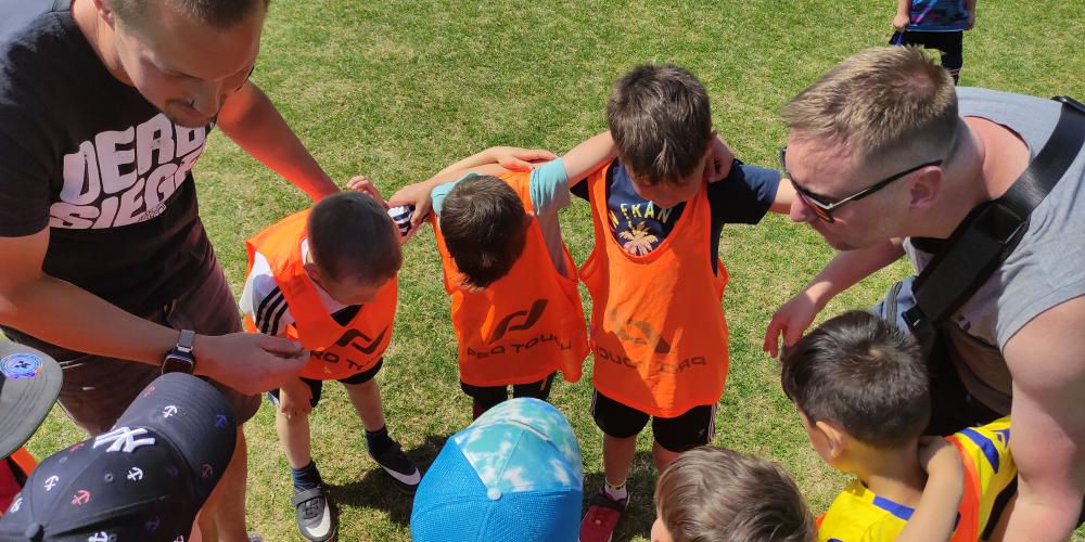 Kinder und Erwachsenen auf einem Fußballfeld