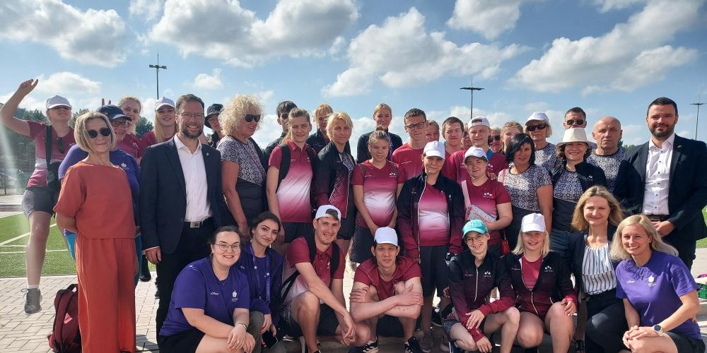 Die lettische Special Olympics Delegation zusammen mit OB Thomas Nitzsche, Sportdezernent Benjamin Koppe (rechts), Sportbeauftragte Vanessa Baum (2.v.r.) und Beate Wachenbrunner, Werkleiterin Kommunale Immobilien Jena (3.v.r.)