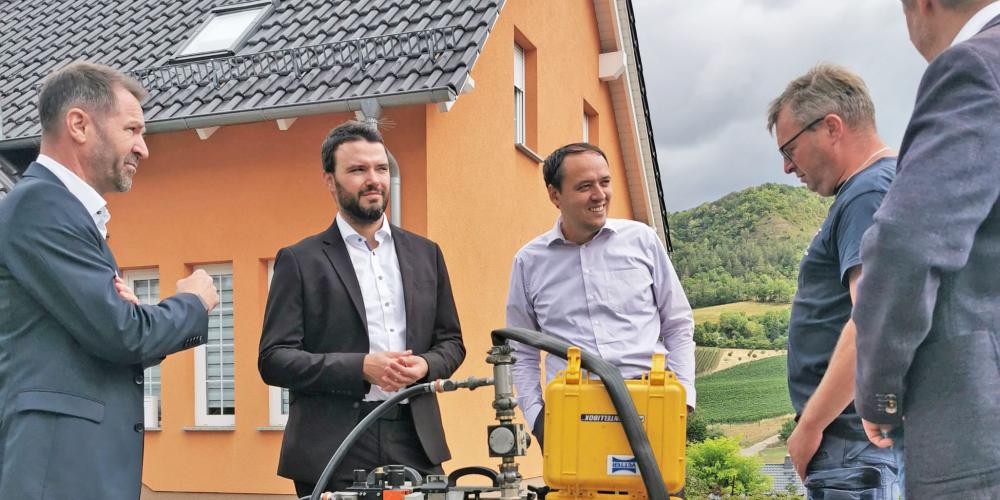 Fünf Männer im Austausch